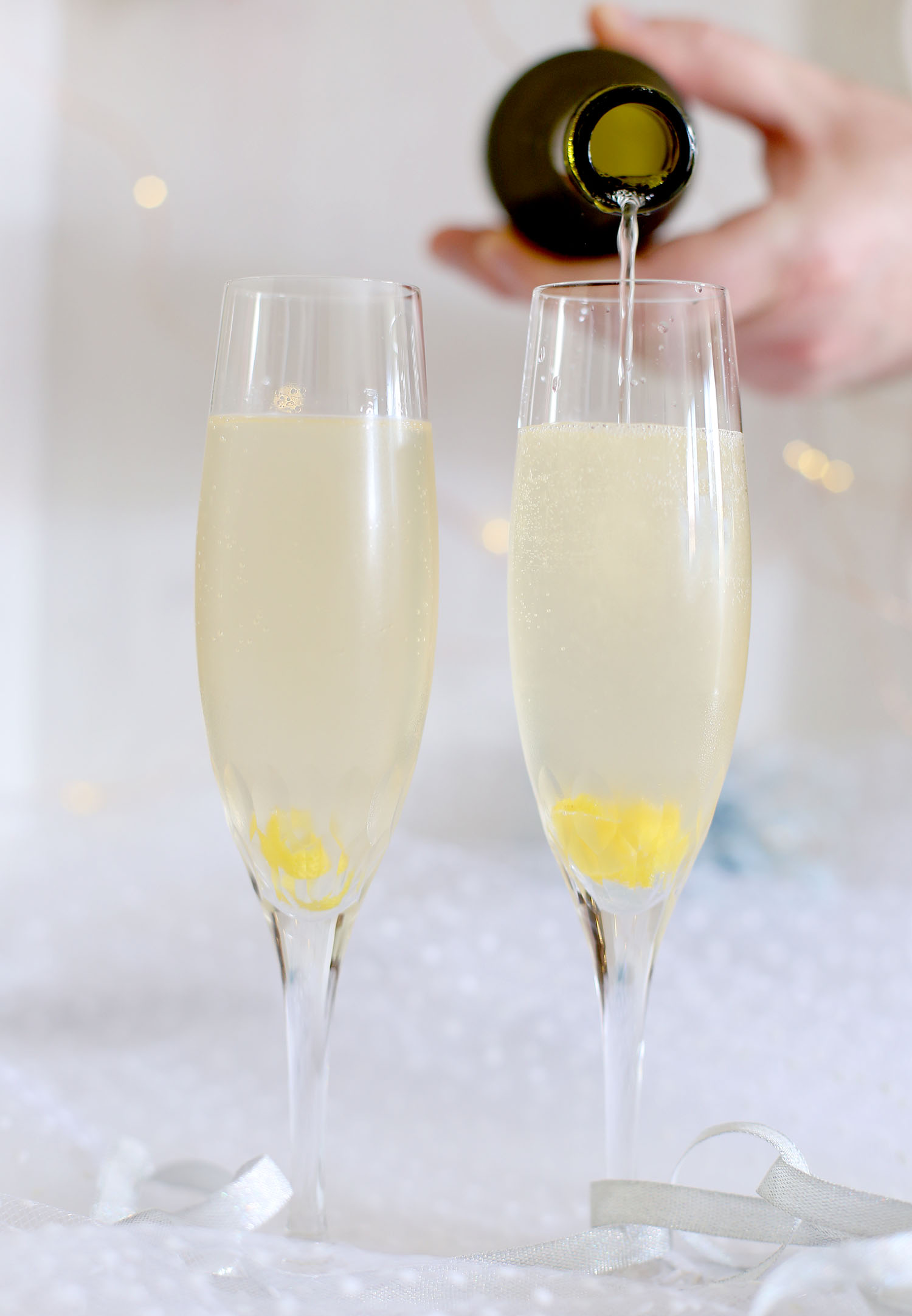 Lemon drop champagne punch | a splash of vanilla