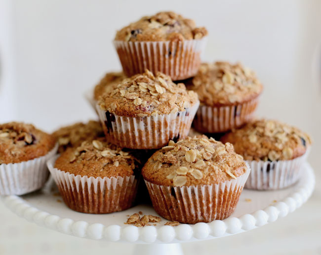 Soft & fluffy wholemeal blueberry oat streusel muffins | a splash of ...